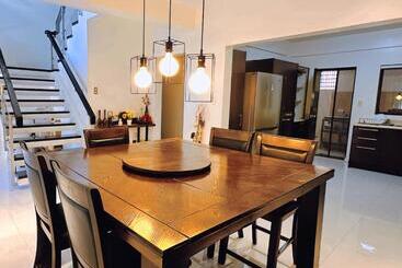 تختخواب و صبحانه Lariszone Luxury Courtyard Villa