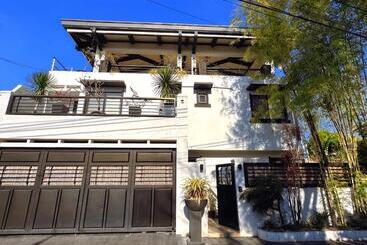 تختخواب و صبحانه Lariszone Luxury Courtyard Villa