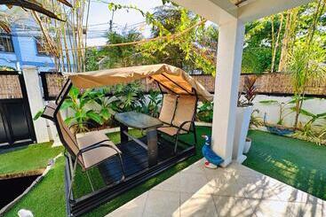 تختخواب و صبحانه Lariszone Luxury Courtyard Villa