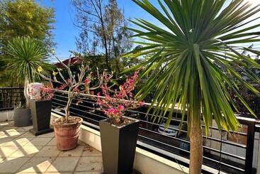 تختخواب و صبحانه Lariszone Luxury Courtyard Villa