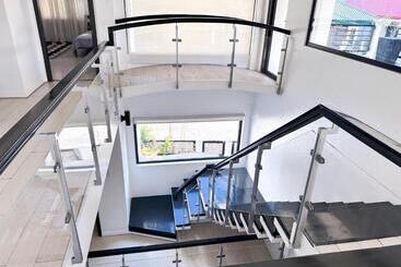 تختخواب و صبحانه Lariszone Luxury Courtyard Villa