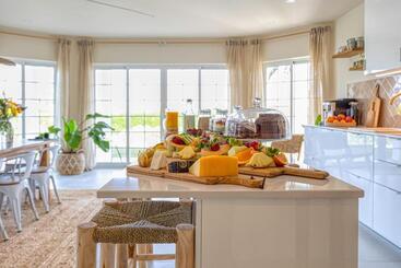 تختخواب و صبحانه Sunday Morning Guesthouse