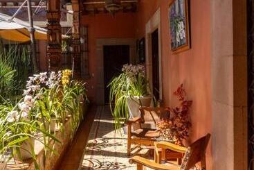 La Casa B & B