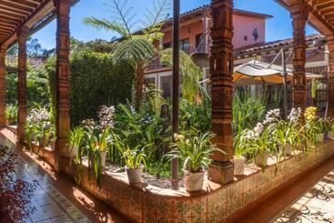 La Casa B & B