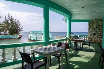 پانسیون Ocean Front Triple Room At Sahara