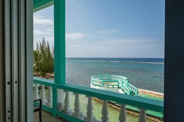 پانسیون Ocean Front Triple Room At Sahara