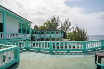 پانسیون Ocean Front Triple Room At Sahara