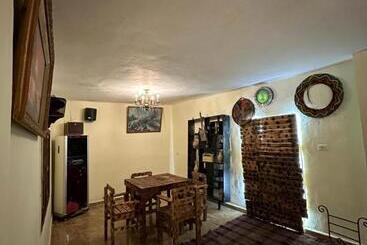 تختخواب و صبحانه Ain Alsett House