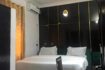 Davizz Hotel And Suites
