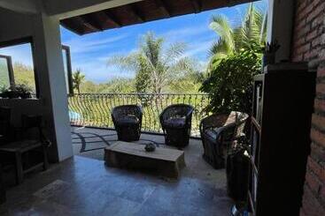 پانسیون Sancha S House