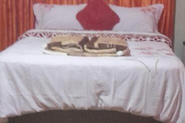 ペンション Tatian S Guesthouse +27783336268