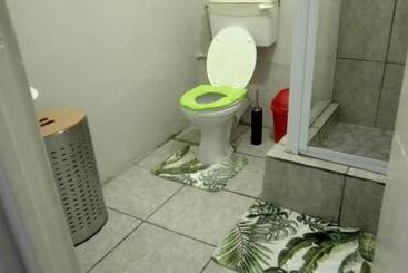پانسیون Vee’s Guest House