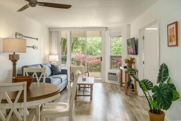Newly Renovated Condo! 3 Min Walk To Toes In The Sand!