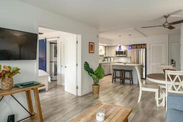 Newly Renovated Condo! 3 Min Walk To Toes In The Sand!