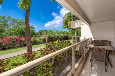 Newly Renovated Condo! 3 Min Walk To Toes In The Sand!