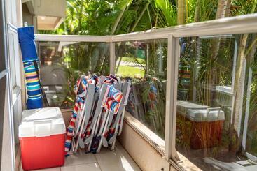 Newly Renovated Condo! 3 Min Walk To Toes In The Sand!
