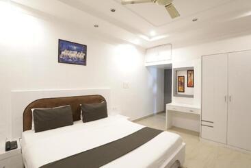 בית מלון כפרי Hi5 Stay Near Care Hospital By Morservices