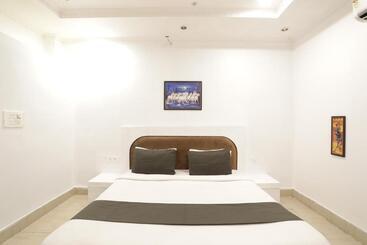 בית מלון כפרי Hi5 Stay Near Care Hospital By Morservices