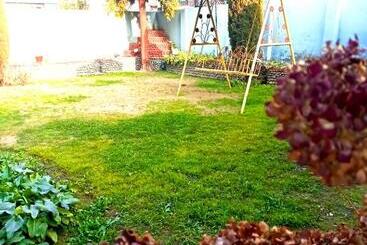 پانسیون Ainoor Cottage