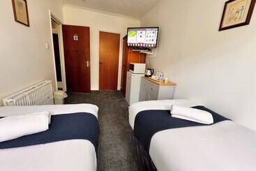 پانسیون High Trees Guest House Gatwick