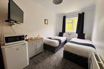 پانسیون High Trees Guest House Gatwick