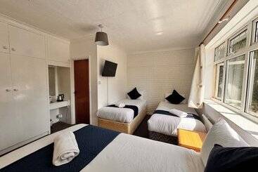 پانسیون High Trees Guest House Gatwick