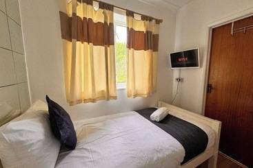 پانسیون High Trees Guest House Gatwick