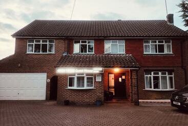 پانسیون High Trees Guest House Gatwick