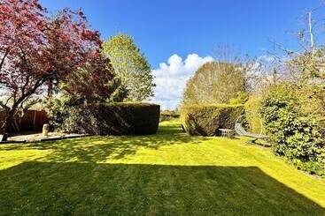 پانسیون High Trees Guest House Gatwick