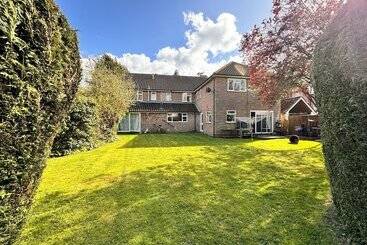 پانسیون High Trees Guest House Gatwick