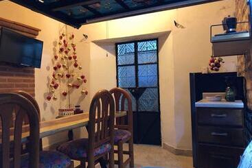پانسیون Casita La Adornada