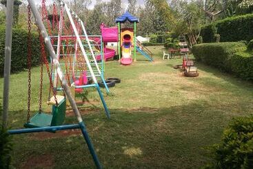 Trotters Hotel   Kenol