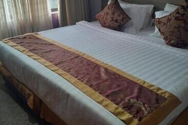 Trotters Hotel   Kenol
