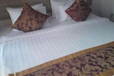 Trotters Hotel   Kenol