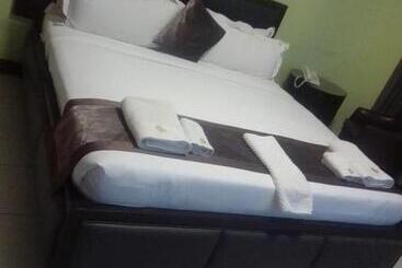 Trotters Hotel Kenol
