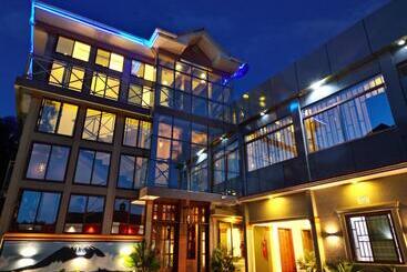 تختخواب و صبحانه River House Lodge International