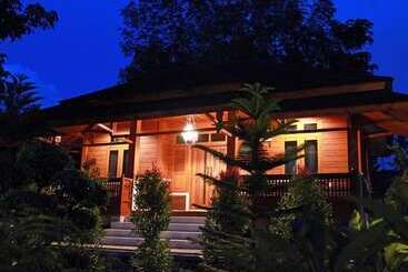 Green Tropical Village Hotel & Resort
