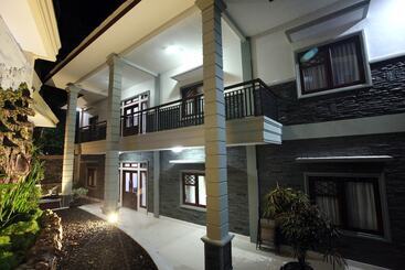 Green Tropical Village Hotel & Resort