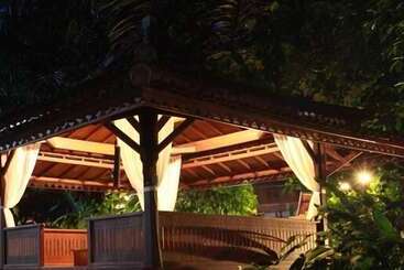 Green Tropical Village Hotel & Resort