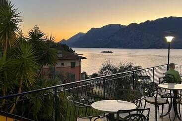هتل Capri