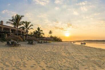 استراحتگاه San Martinho Beach Club