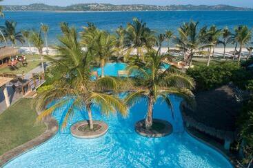 استراحتگاه San Martinho Beach Club