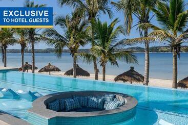 استراحتگاه San Martinho Beach Club