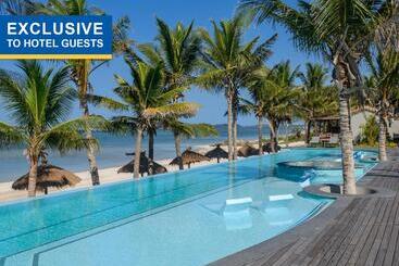 استراحتگاه San Martinho Beach Club