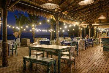 استراحتگاه San Martinho Beach Club
