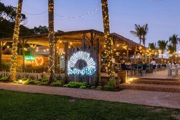 استراحتگاه San Martinho Beach Club