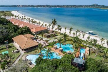 استراحتگاه San Martinho Beach Club