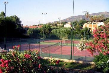استراحتگاه Villaggio Hotel Club Calanovellamare