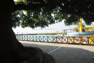 استراحتگاه Villaggio Hotel Club Calanovellamare