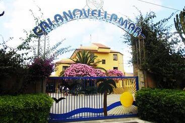 استراحتگاه Villaggio Hotel Club Calanovellamare